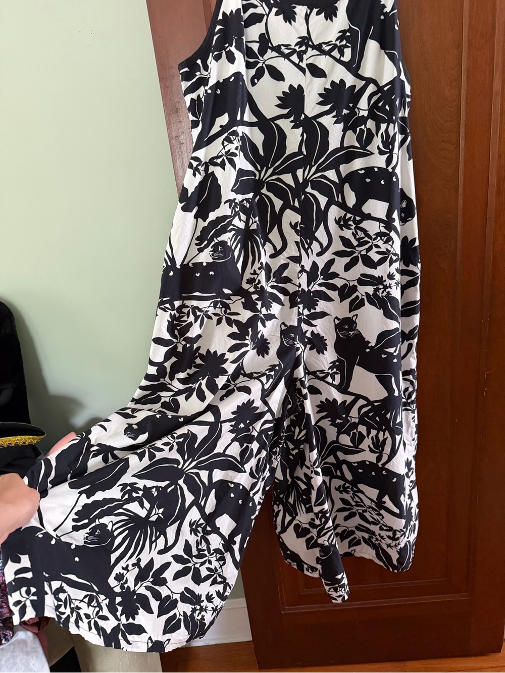 Black & White Floral Print Spaghetti Strap romper - Picture 2 of 8